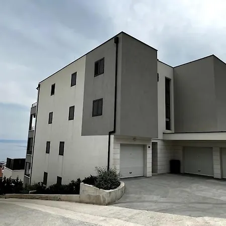 Apartamento Cosmopolitan , Sea View, And Free Garage Parking Makarska