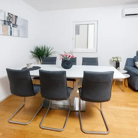 Cosmopolitan , Sea View, And Free Garage Parking Apartamento Makarska
