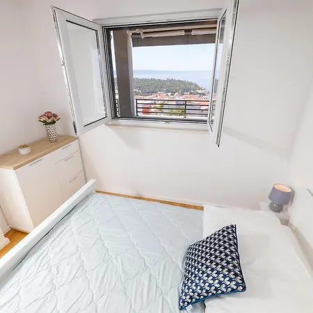 Cosmopolitan , Sea View, And Free Garage Parking *